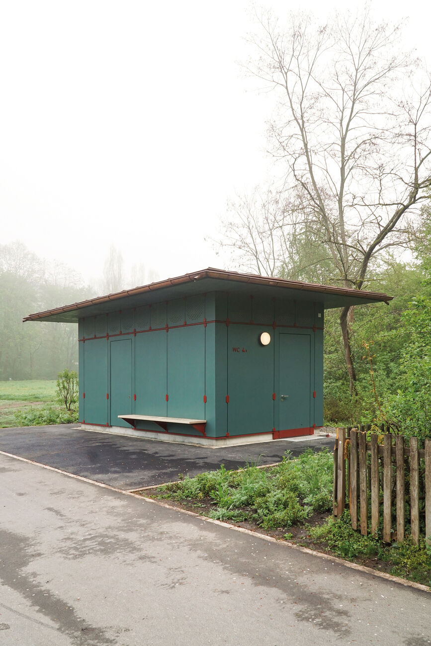 Parktoilette im Park an der Ilm, Weimar, Deutschland
