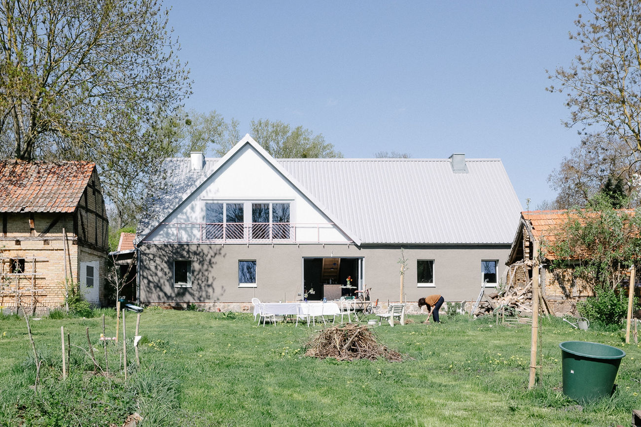 PROLONGED BERLIN I: ARBEITER*INNENHAUS NÄCHST GUT, Nordwestuckermark, Deutsschland