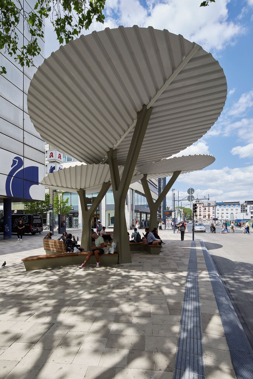 Haltestelle »Under the T(h)ree«, Offenbach, Deutschland